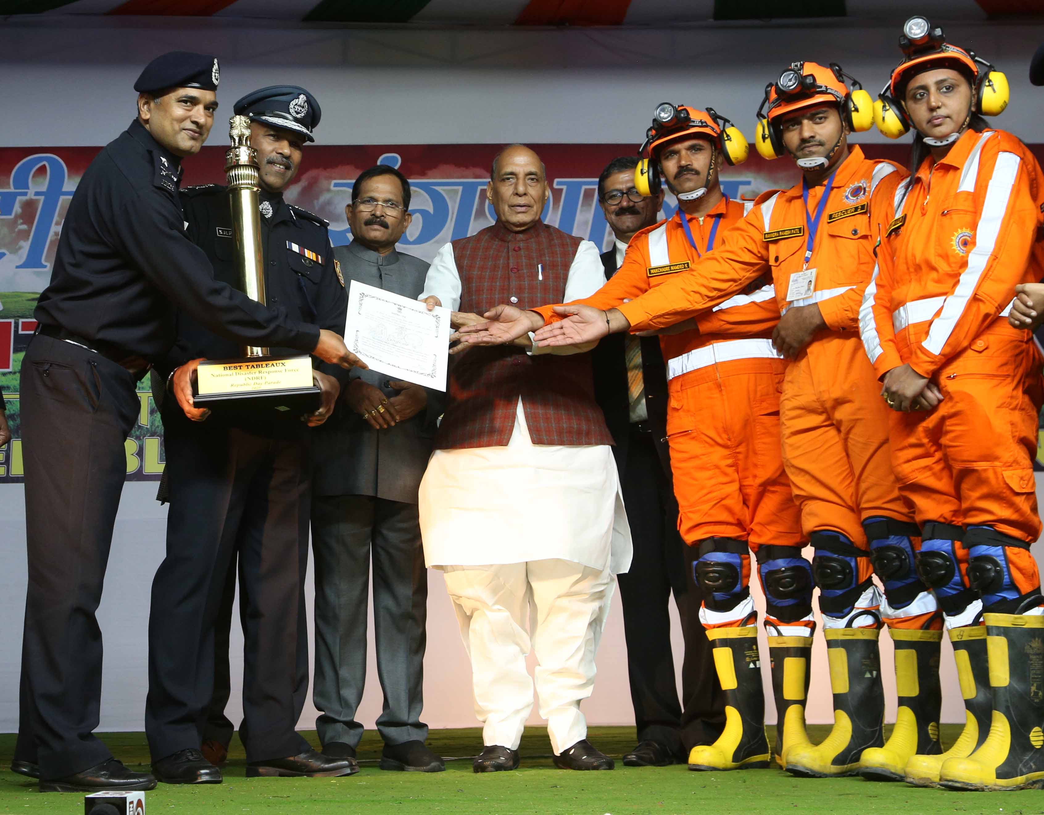 Rajnath Singh gives awards related to Republic Day